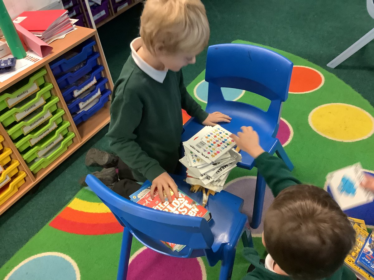 nylandcampus's tweet photo. Westbury class made bridges out of spaghetti to see which shapes made them stronger they then tested them by seeing how many books their bridges could hold, was close but pretzel bridge stole it holding 38 books and could of held more! #shapes #teamwork #handsonmaths #seetolearn https://t.co/2aBWnBkPnj
