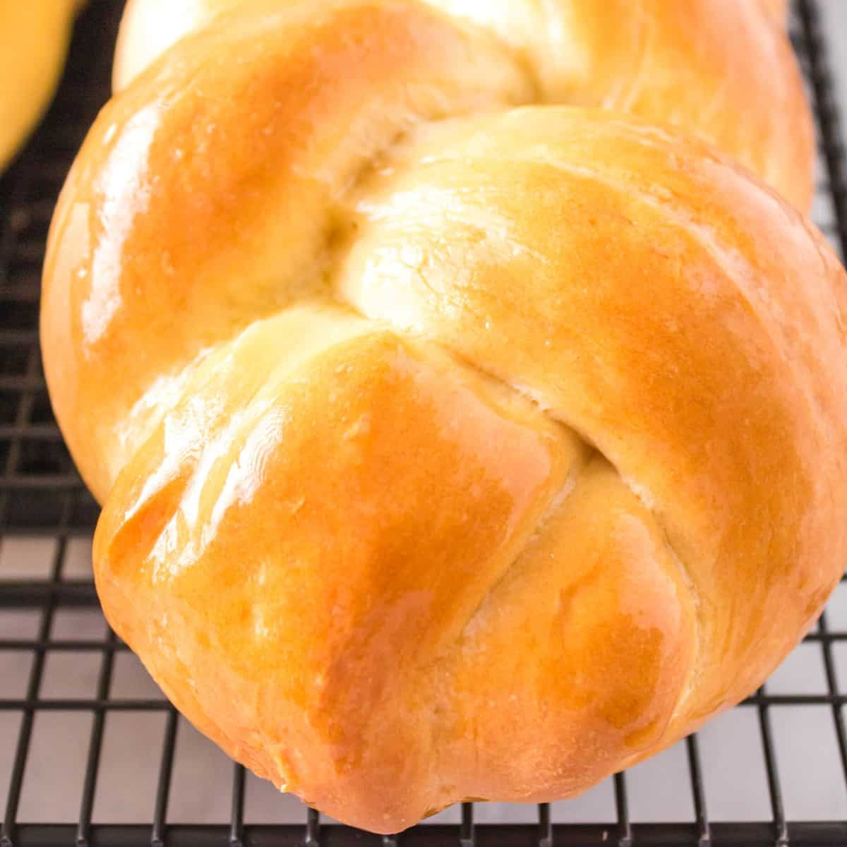 TaraNoland's tweet photo. This White Braided Bread is perfect for Easter but also is great at any time for a gorgeous loaf to be served with soup, stew, pasta or salad. #whitebraidedbread #braidedbread #bread #whitebread #Easter #homemade https://t.co/F0aFI8Rluv https://t.co/szvFNvnAAU