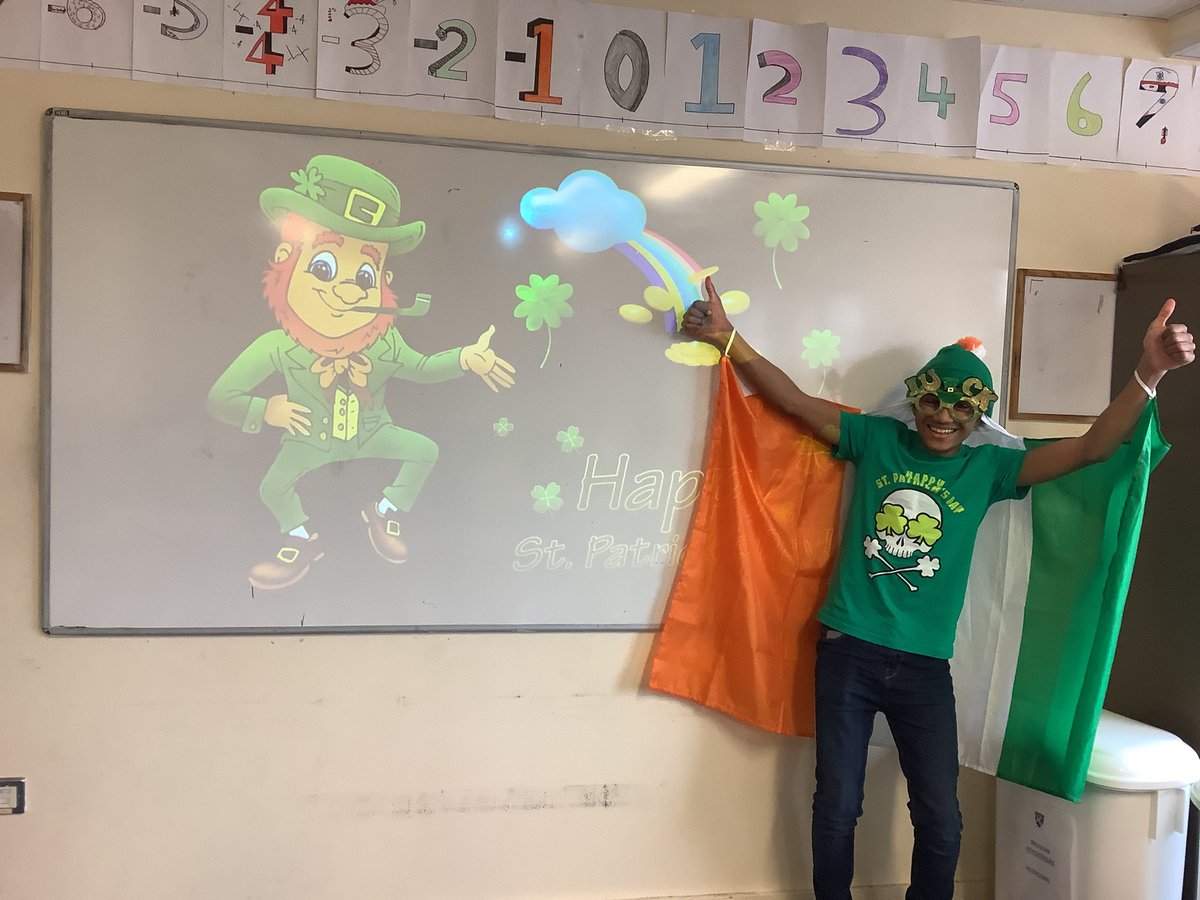 ROINN_GNO's tweet photo. Denzel ó Rang Chonaill gléasta suas le haghaidh seachtain na Gaeilge agus an lá glas i nGaelcholáiste Luimnigh. @GCLuimnigh @NiChathasaighC https://t.co/g7yr3rAekG