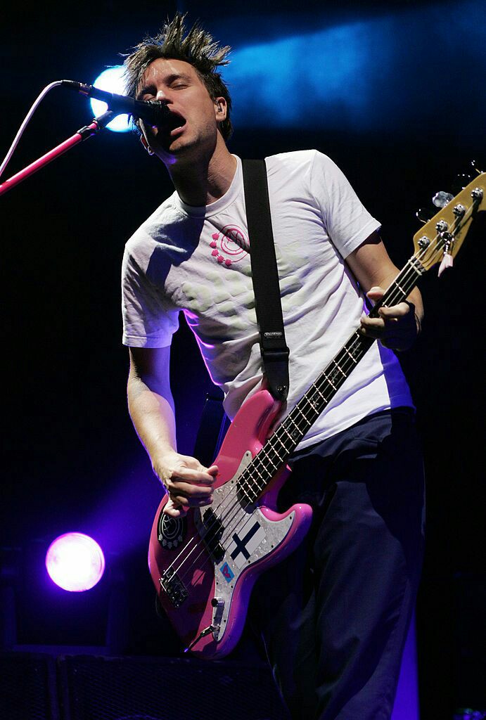 Happy birthday mark hoppus,
orang yg kuambil nama belakangnya...
orang yg membuatku ingin bermain bass... 