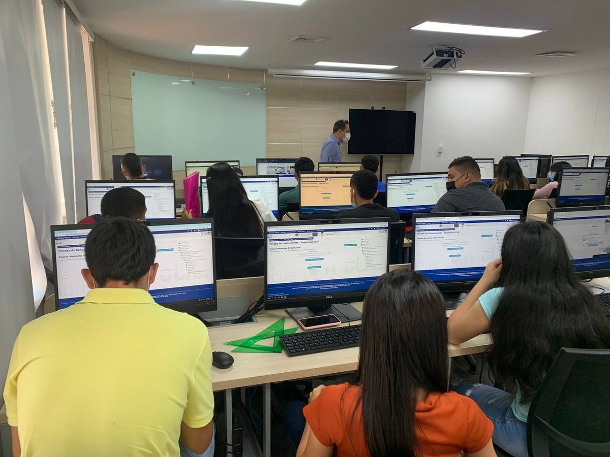 cvirtualbga's tweet photo. El Área Tecnológica del #CampusVirtual 👨‍💻 apoya las diferentes actividades académicas que son mediadas por tecnología, es por eso que hoy hizo presencia en la prueba de conocimiento de la Facultad de Ingeniería Civil de la @SANTOTOBGA 👨‍🔧👷‍♀️

En la SANTOTO #EsMomentoDeAvanzar 💜 https://t.co/ThBBxuGmIo