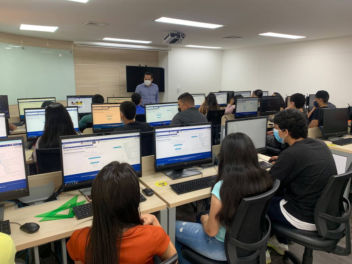 cvirtualbga's tweet photo. El Área Tecnológica del #CampusVirtual 👨‍💻 apoya las diferentes actividades académicas que son mediadas por tecnología, es por eso que hoy hizo presencia en la prueba de conocimiento de la Facultad de Ingeniería Civil de la @SANTOTOBGA 👨‍🔧👷‍♀️

En la SANTOTO #EsMomentoDeAvanzar 💜 https://t.co/ThBBxuGmIo