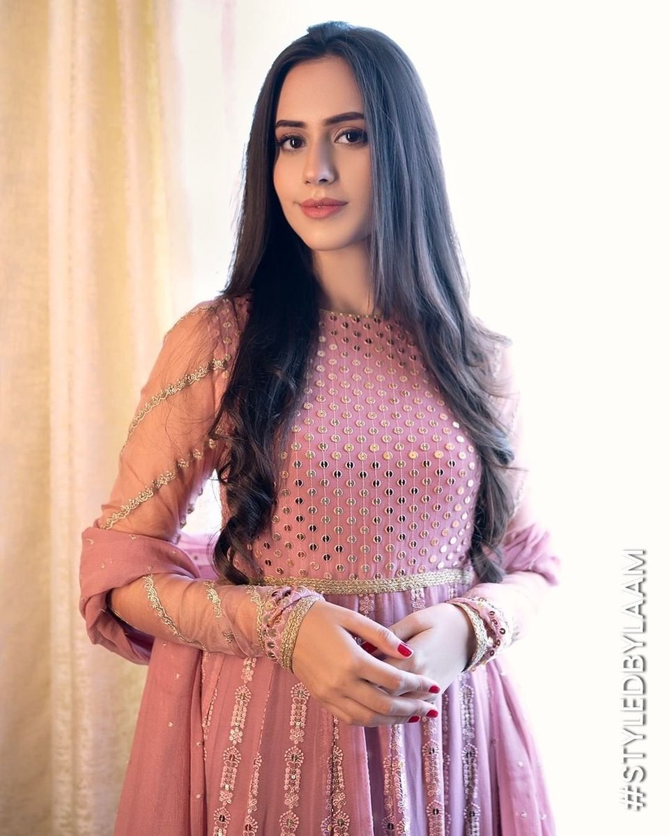 ShowbizAndNewz's tweet photo. #AyeshaBaig https://t.co/RlWs6DMwOl