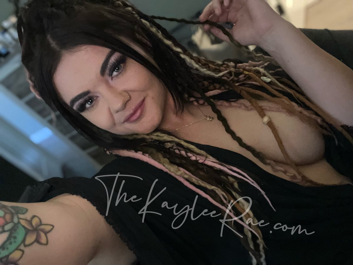 thekaylee_rae's tweet photo. Rt if you want to see what’s under my robe 😋 https://t.co/MwuFdCZQ6T