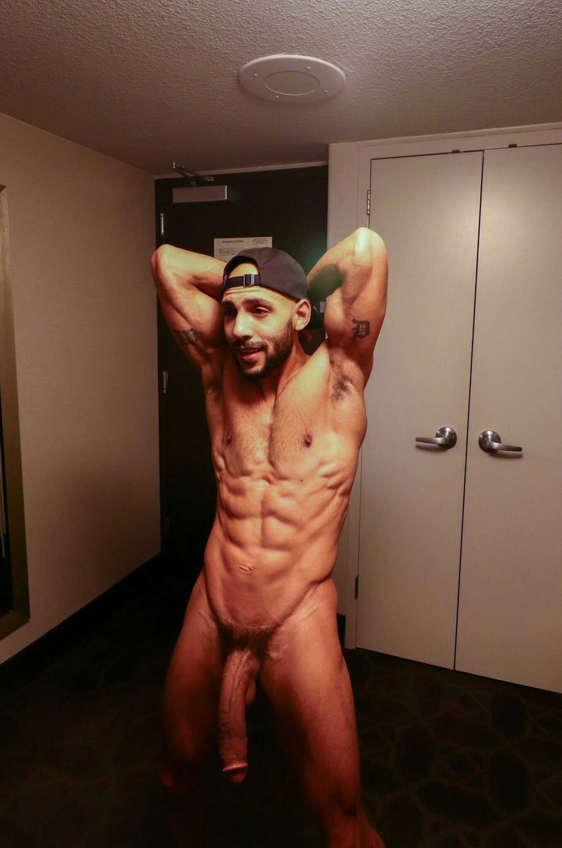 chinitohot2's tweet photo. Macho con una verga hermosa 🔥 https://t.co/rPXExfg4Fb