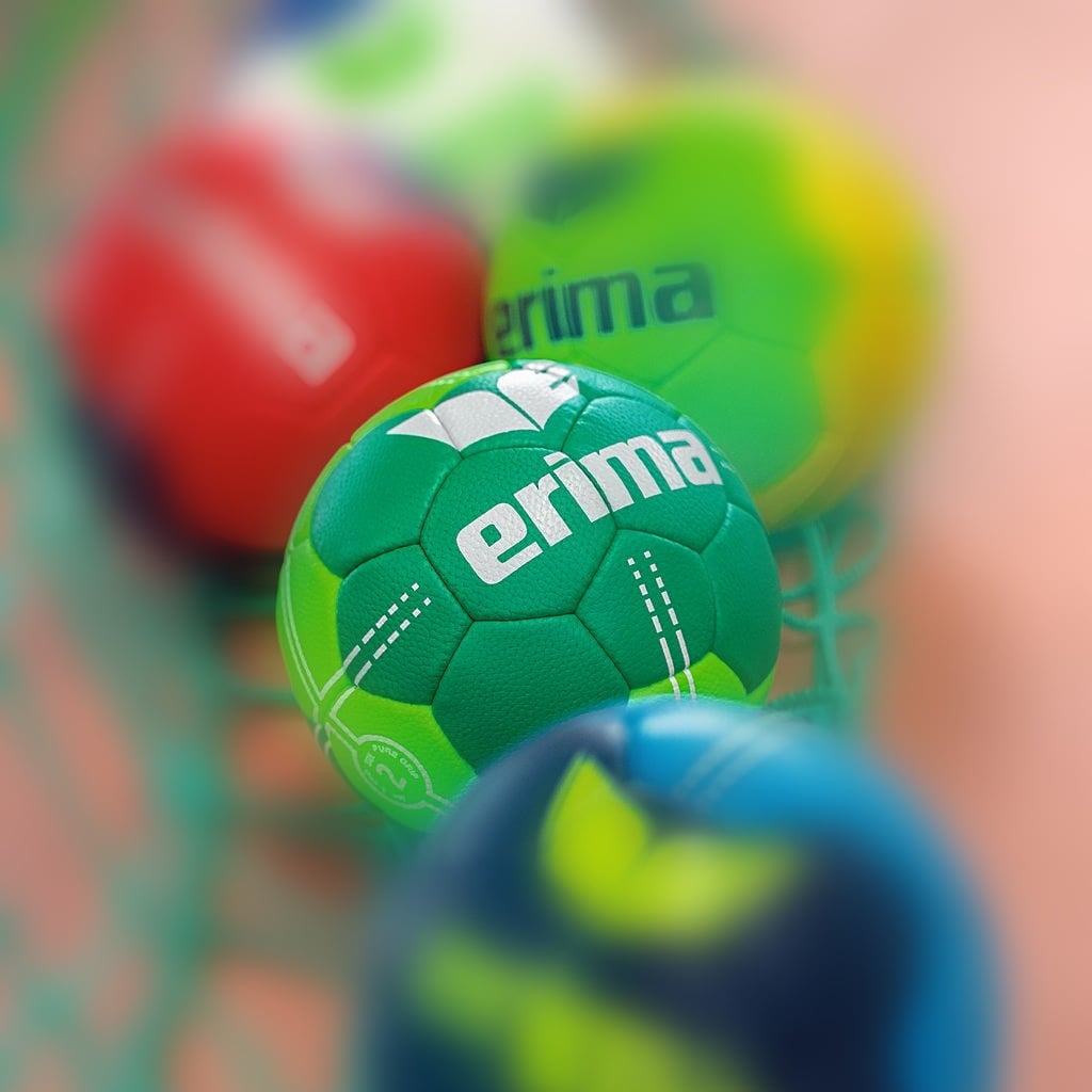 handballshop's tweet photo. PURE GRIP NO. 2 ECO - der neue ökologisch hergestellte Trainingsball von Erima kommt mit perfekten Griff- und Spieleigenschaften und ist aus recycelten und nachwachsenden Materialien gefertigt.
➡️https://t.co/FCku8FkXd8
#gemeinsamgewinnen #erima #erimahandball #nachhaltigkeit https://t.co/65RgxhRKJO