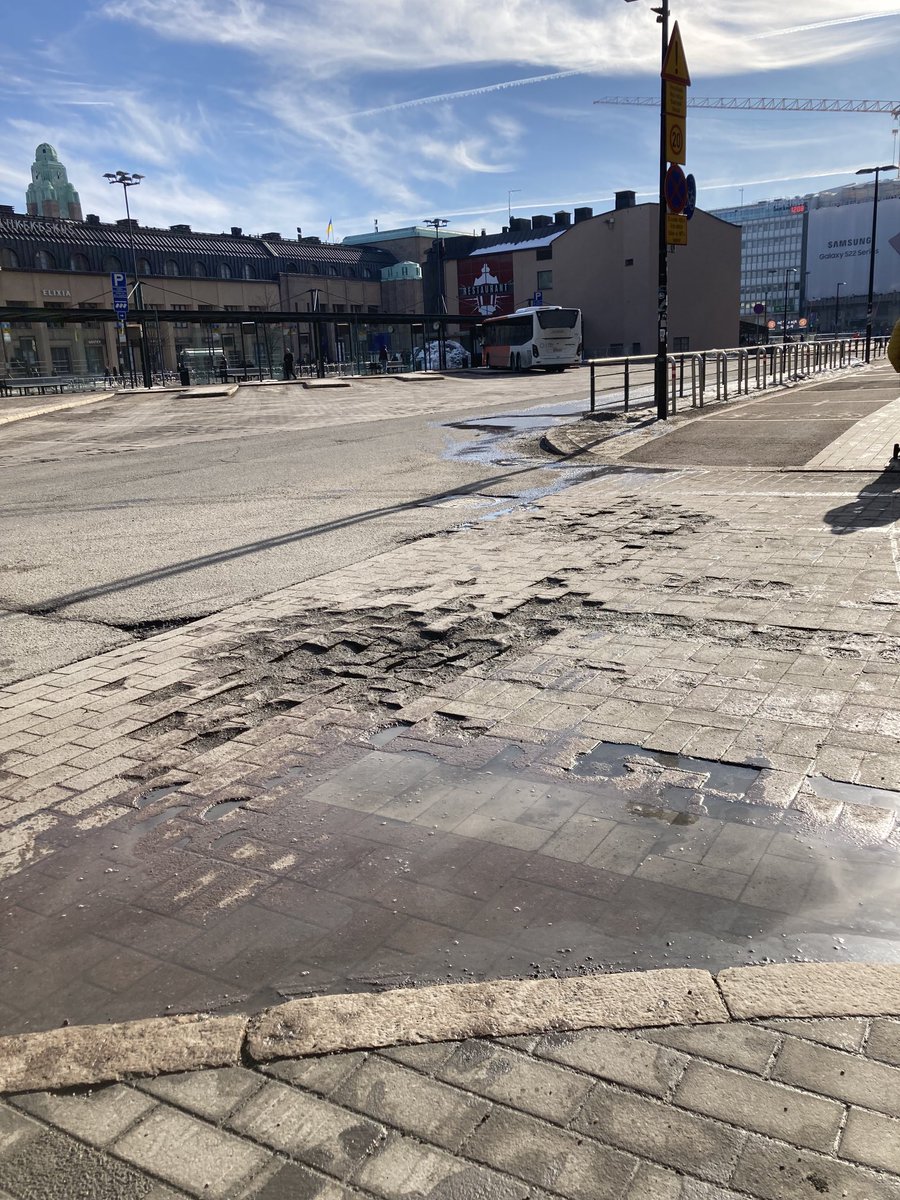 Mikko Rask (@mikkorask) on Twitter photo Kuinka maailman toimivimman kaupungin pyörätie voi näyttää jatkuvasti tältä Postitalon edessä? <a href="/HelsinkiKymp/">Kaupunkiympäristö</a> Kuinka maailman toimivimman kaupungin pyörätie voi näyttää jatkuvasti tältä Postitalon edessä? <a href="/HelsinkiKymp/">Kaupunkiympäristö</a>