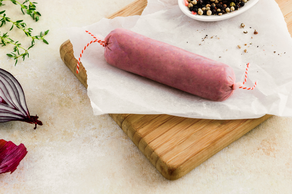 itsmeatable's tweet photo. NEWS - Our sausage in this image was never eaten, but that might change soon. Today the Dutch House of Representatives will vote on allowing tastings of the meat in NL. Leading news broadcaster @RTLnieuws interviewed @DLuining on why this is important https://t.co/HpMgR9hdNm https://t.co/fjvSeqgHuU