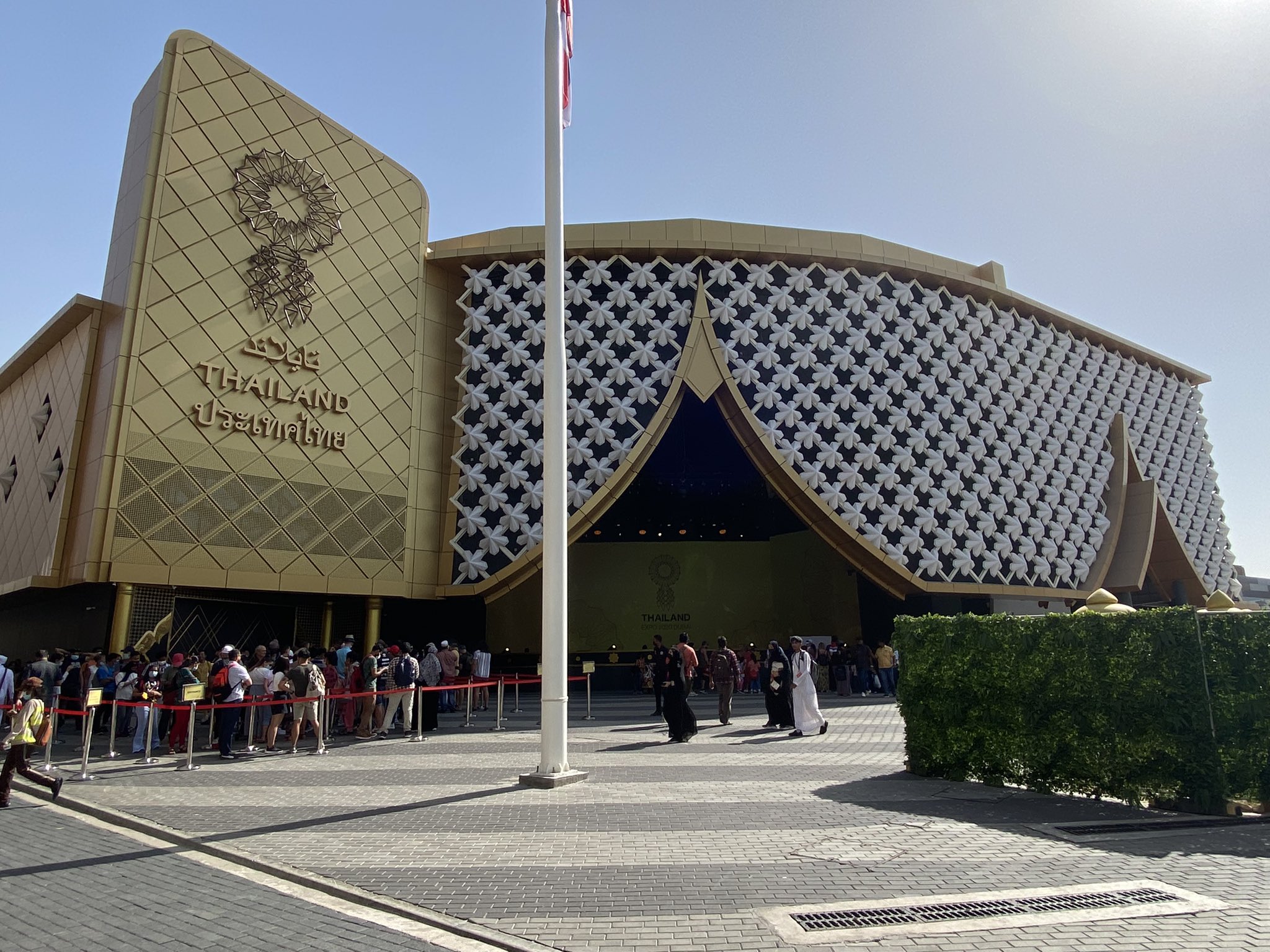 Tk タイ館 ドイツ 並んでる時に米国人のおっちゃんにタイは当たりだからまじで行っとけ と言われてチャレンジ 噂通り満足度超高かった 大画面でタイの歴史とかの動画見ながら 時たま水しぶきも飛んだりして没入感が凄い感じ Tdsとかユニバにあっても