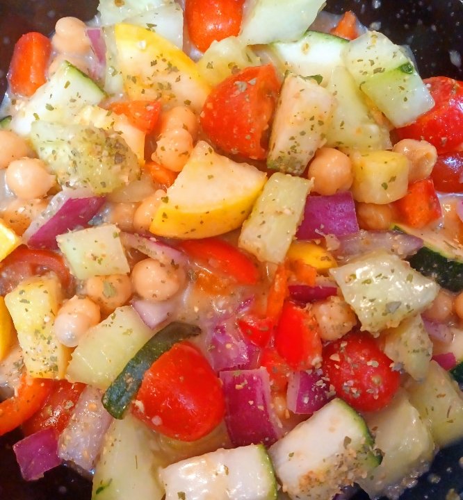 virtue2004's tweet photo. Totally Excited💃🏽📢📢Just A Few Weeks Away From My Recipe Book "#EatingHealthyToLiveWealthy" Coming Out🙌🏽I've Written Books,But This Is My First Time Putting My Cooking Skills In A Book🤗 I Hope You Enjoy It. Please Spread The Word📢
#Some Salads Below🥦🥕🥒🍆🥑
#AFewMoreWeeks😇 https://t.co/r2m4Wxkpq2