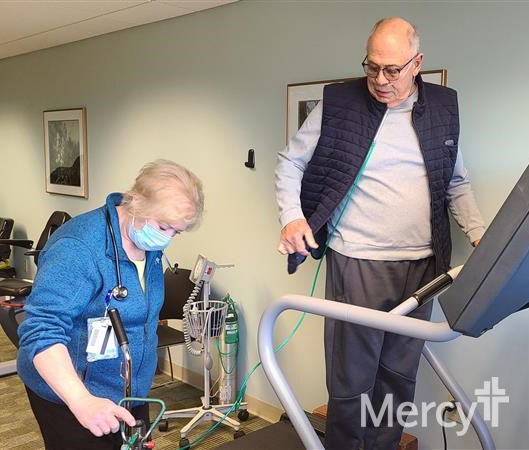 FollowMercy's tweet photo. Living with lung disease can be challenging, which is why pulmonary rehab is so essential.  Respiratory therapists like Kim, who’s been with #MercySTL for 40 years, help patients improve their quality of life through exercise and education.

Happy Pulmonary Rehabilitation Week! https://t.co/hF2Tn45chO