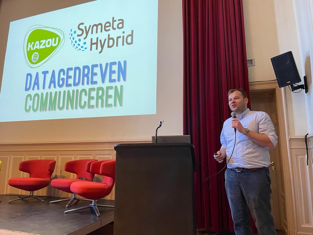 SymetaHybrid_Be's tweet photo. Jasper Wauters taking the stage 🎤#binnenkoppers @kazouvzw @SeppeVP #datadriven #communication https://t.co/HXAAguAAFE