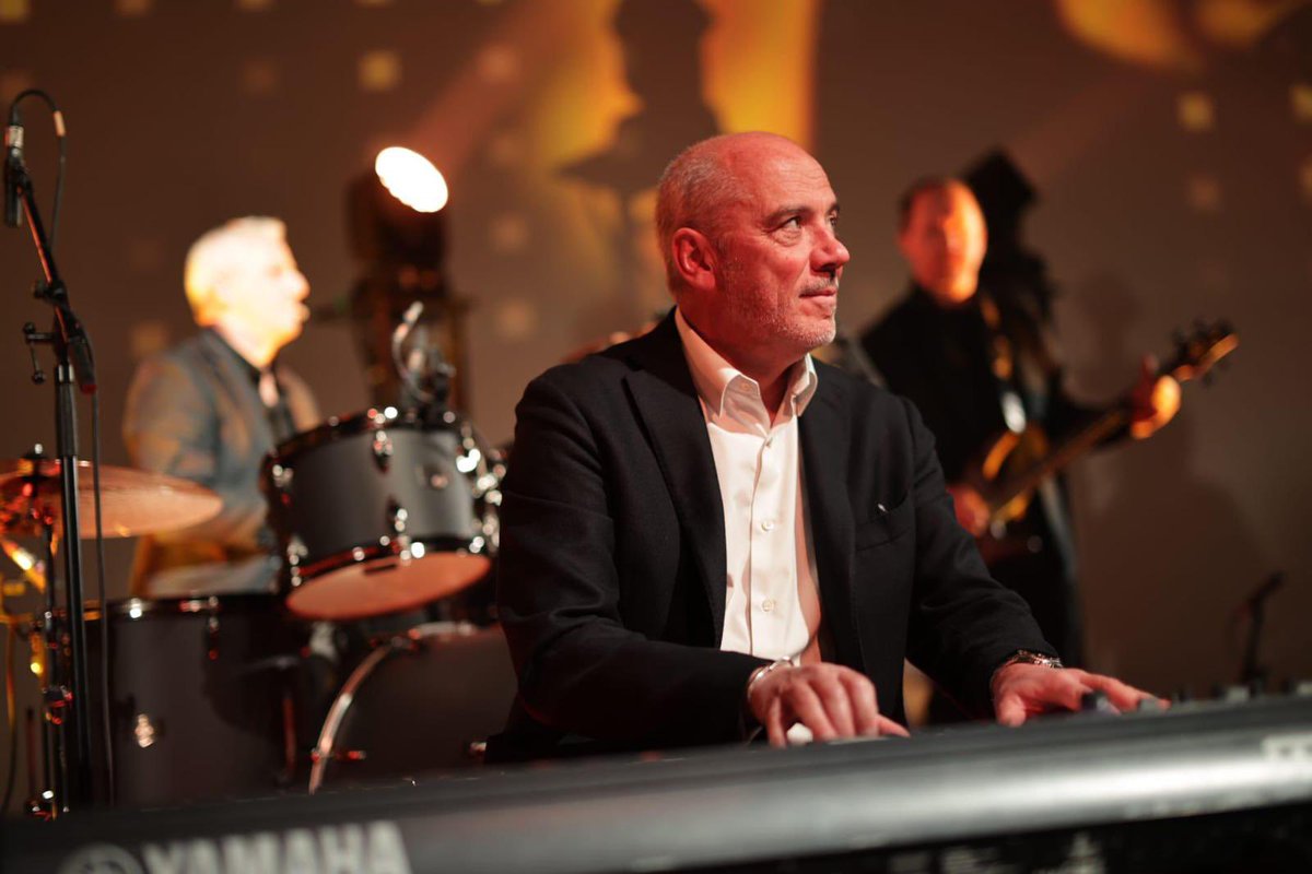 srichard's tweet photo. Après une année 2021 très riche, marquée entre autres par l’acquisition de Voo, quel plaisir d’échanger ce matin avec les équipes d’@OrangeBEFR et de partager un instant musical ! 
Bravo à toutes et à tous, et merci pour ces quelques notes 🎵🎹 Bruxelles je t’aime ! https://t.co/58vhGCVnik