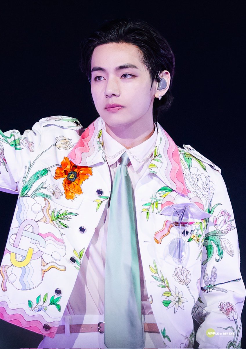 APPLE_V_KR's tweet photo. 220313 PTD SEOUL DAY3 HQ
레젼드 왕자 기절🤩
#V #김태형 #BTS  #PTD_ON_STAGE_SEOUL_day3
#방탄소년단뷔 
@BTS_twt https://t.co/ZBeRad5oLW