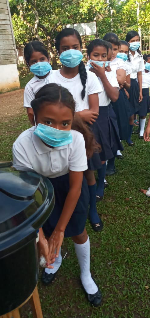 Estudiantes de la Esc. Arca de Noé practicando el lavado de manos