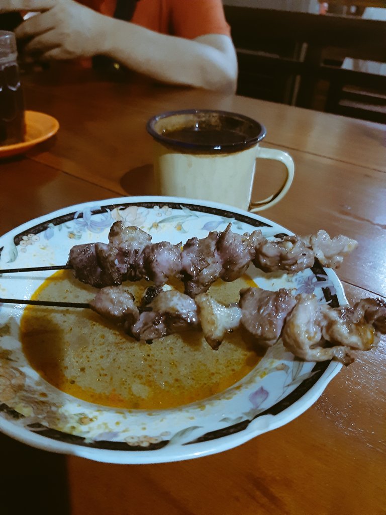 dekdyan's tweet image. Makan itu seharusnya jadi sesuatu yang menyenangkan, bukan malah bikin badmood duluan. 
Ga rame bukan berarti gak enak kok. Ini malah enak,bersih dan cepet karena gak perlu antre yg tidak berurutan👍
Hayo dmn sate klatak fav kalian?
@Jogja24Jam @JogjaUpdate