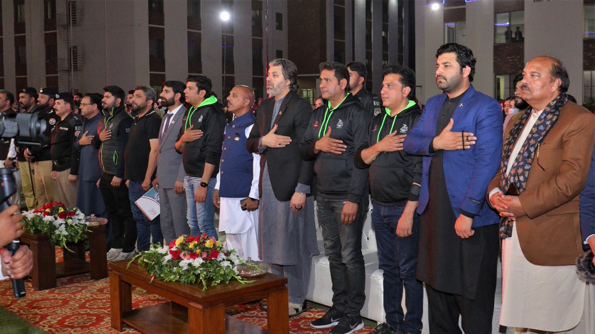 lahoreqalandars's tweet photo. 📸 of trophy visit to @Kort_org_uk! 😍

#DamaDamMast #MainHoonQalandar #Dilse #TrophyTour #hblpsl7trophy #LQAmbassadorsofKORT https://t.co/mJZyys7bgo