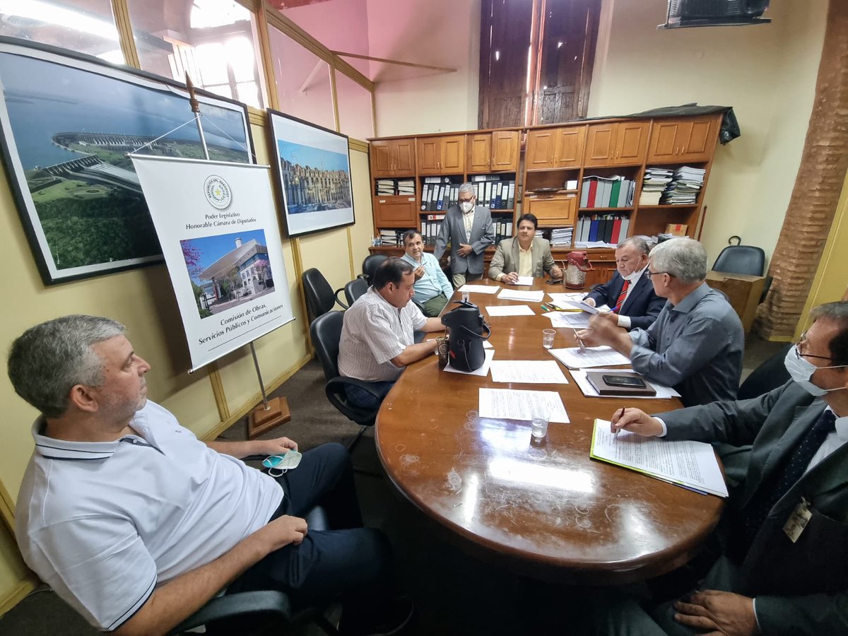 Comisión de Obras, Servicios Públicos y Comunicaciones, que preside el Diputado <a href="/IbarraDiputado/">Diputado Hugo Ibarra</a>.

Tema: Proyecto de ley “Que modifica los artículos 69 y 111 de la Ley N° 5.016 - Nacional de tránsito y seguridad vial”.

<a href="/fernandooreggi1/">Fernando Oreggioni</a> <a href="/emiliopavond/">Emilio Pavón</a> <a href="/reimer_edwin/">Edwin Reimer</a>