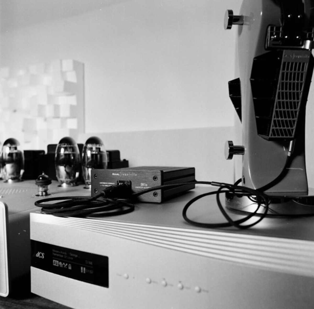 raalrequisite's tweet photo. 💬 "I didn't detect the SR1a falling apart in any way, even during the most demanding classical passages...the fine details and instrument separation are all there. Everything remains cohesive even under pressure." The Computer Audiophile

#engineer #audiophile #headphones https://t.co/yHgTrNXX4i
