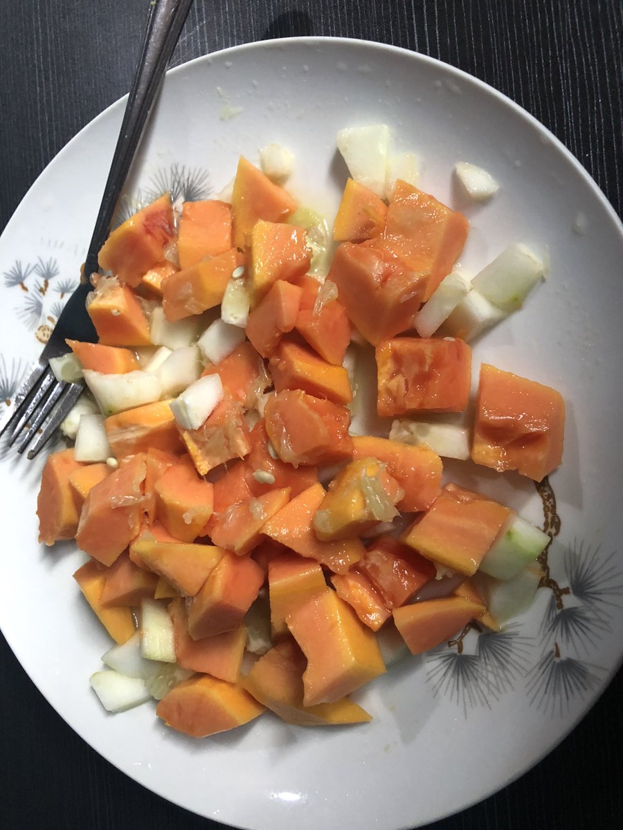 kenfack2_kelly's tweet photo. Bonjour les amis.
Aujourd’hui je suis en mode fruits. Le bien-être passe aussi par mon plat.
Au menu: #Papaye #concombre #citron

Et toi? As-tu mangé un fruit ce matin ? Si oui, lequel ?

#la bioattitude#
#lebienetreauquotidien#
#jesmiledom https://t.co/BwMbG6QBo3