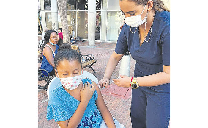 eldestapadormag's tweet photo. Santa Marta con buena cobertura de vacunación Covid-19 en los niños.

Santa Marta sigue siendo referente nacional en vacunación contra el Covid-19 en niños de 3 a 11 años. Así se evidenció en el más reciente Puesto de Mando Unificado, liderado por el Ministerio de Salud. https://t.co/Qn7bruhrQA