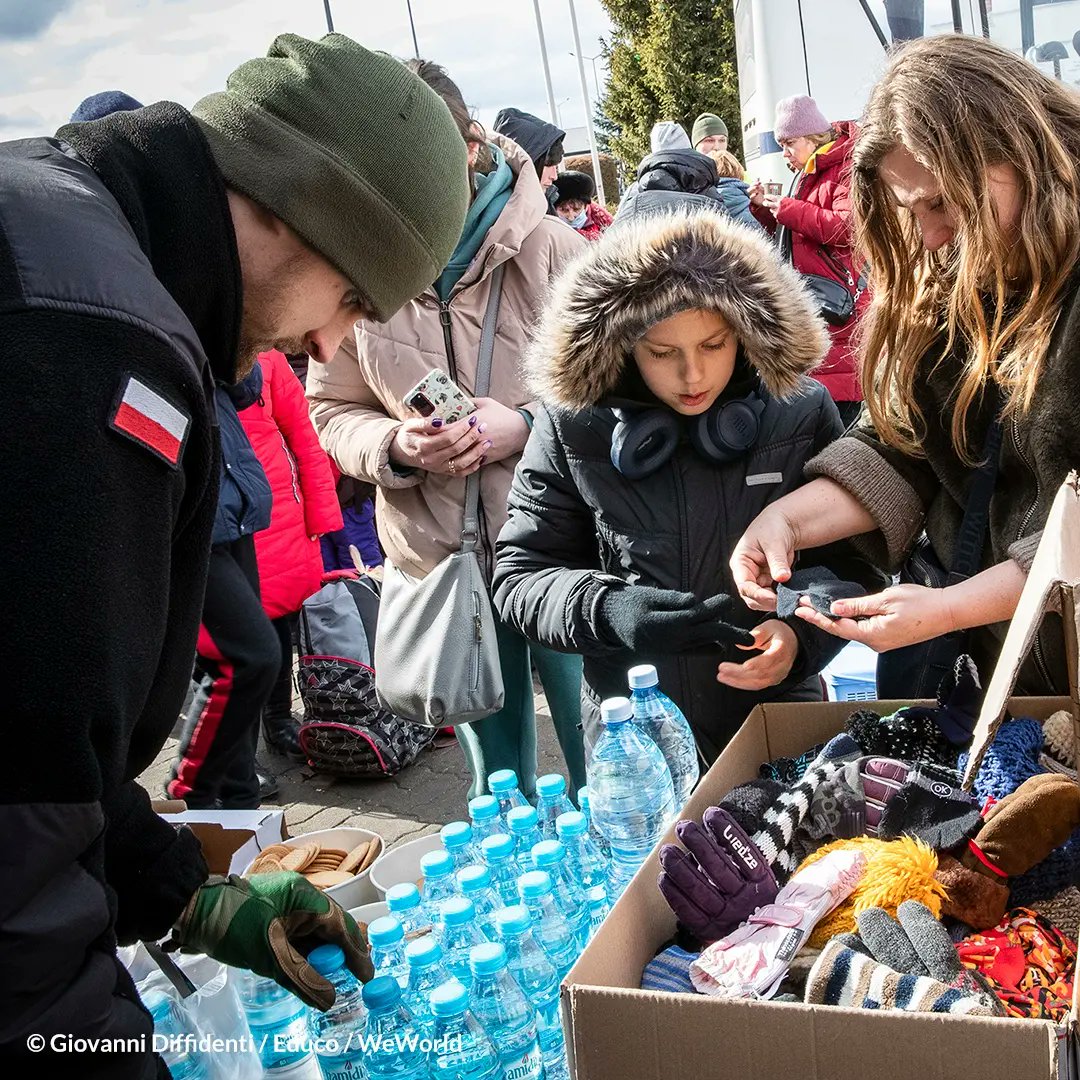 c_emergencia's tweet photo. NOTICIA 🔴Estamos apoyando a las familias afectadas en Korczova, en la frontera de Polonia.

📢 Nada más llegar a Polonia, reciben primeros auxilios, bebidas calientes, comida, mantas y asistencia médica.

#CrisisUcaniaCE #Polonia #Refugiados https://t.co/nLDrffnkUs