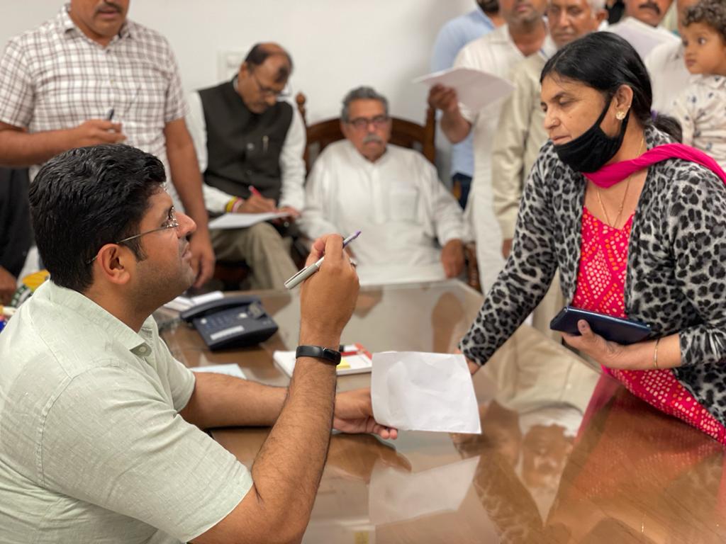 Dchautala's tweet photo. आपसे दिन की शुरुआत,
सदन,ऑफिस आपकी बात,
हर रोज आपसे मुलाकात, 
दिन-रात आपके साथ https://t.co/TmotVGliPT