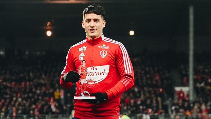 VQV_Futbol's tweet photo. 🏆 Martín Satriano fue nombrado como el mejor jugador del mes de febrero en el #Brest de la Primera División de #Francia. #VamosQueVamos https://t.co/uRllwDPBBN