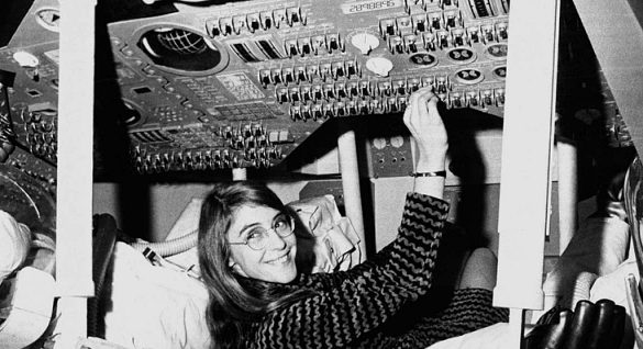 numeum_'s tweet image. 🚀 Une femme sur la lune...presque !
Margaret Hamilton, informaticienne à la NASA a participé à l'écriture du #codeinformatique des modules de commande utilisés lors des missions Apollo en 1969 !
Une source d'inspiration pour toutes les femmes dans la tech!
#NumériqueauFéminin
