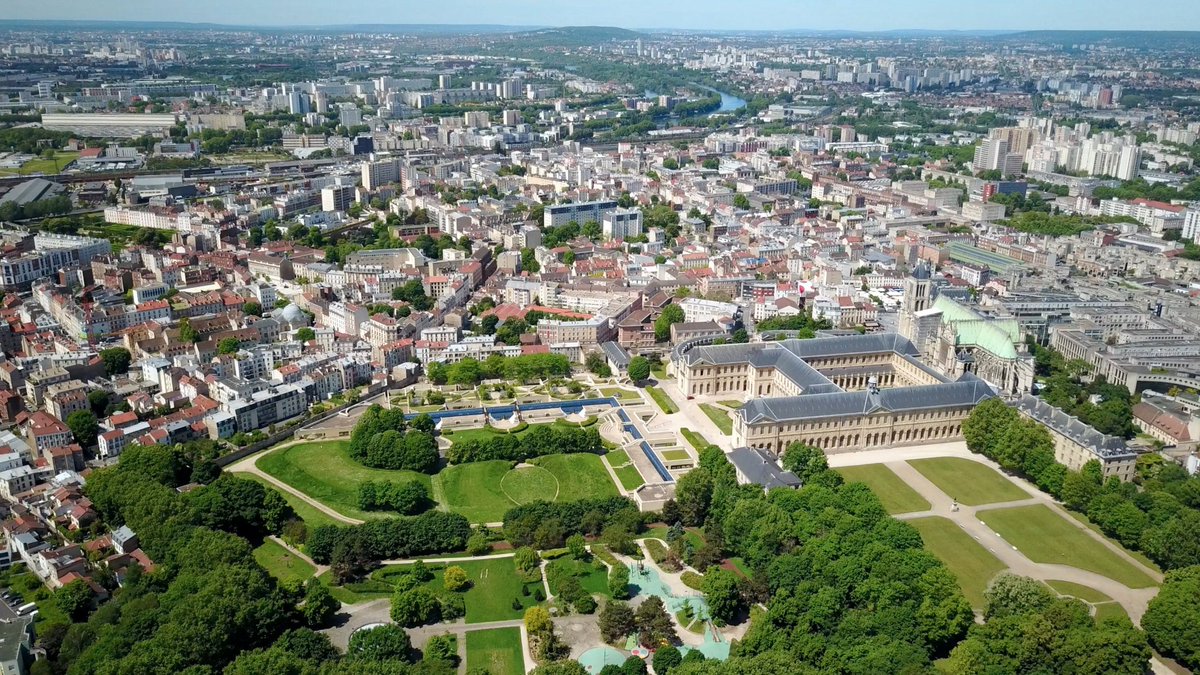 PARTENARIAT | Très heureuse de voir le partenariat entre l'<a href="/iscom/">ISCOM</a> &amp; <a href="/VilleSaintDenis/">Ville de Saint-Denis</a> renouvelé. Pendant 1 semaine, les étudiants du master Marque &amp; Management de l’Innovation travaillent sur différents enjeux de la ville : cadre de vie, nouvelles mobilités, #perifeeries2028
📸ASE