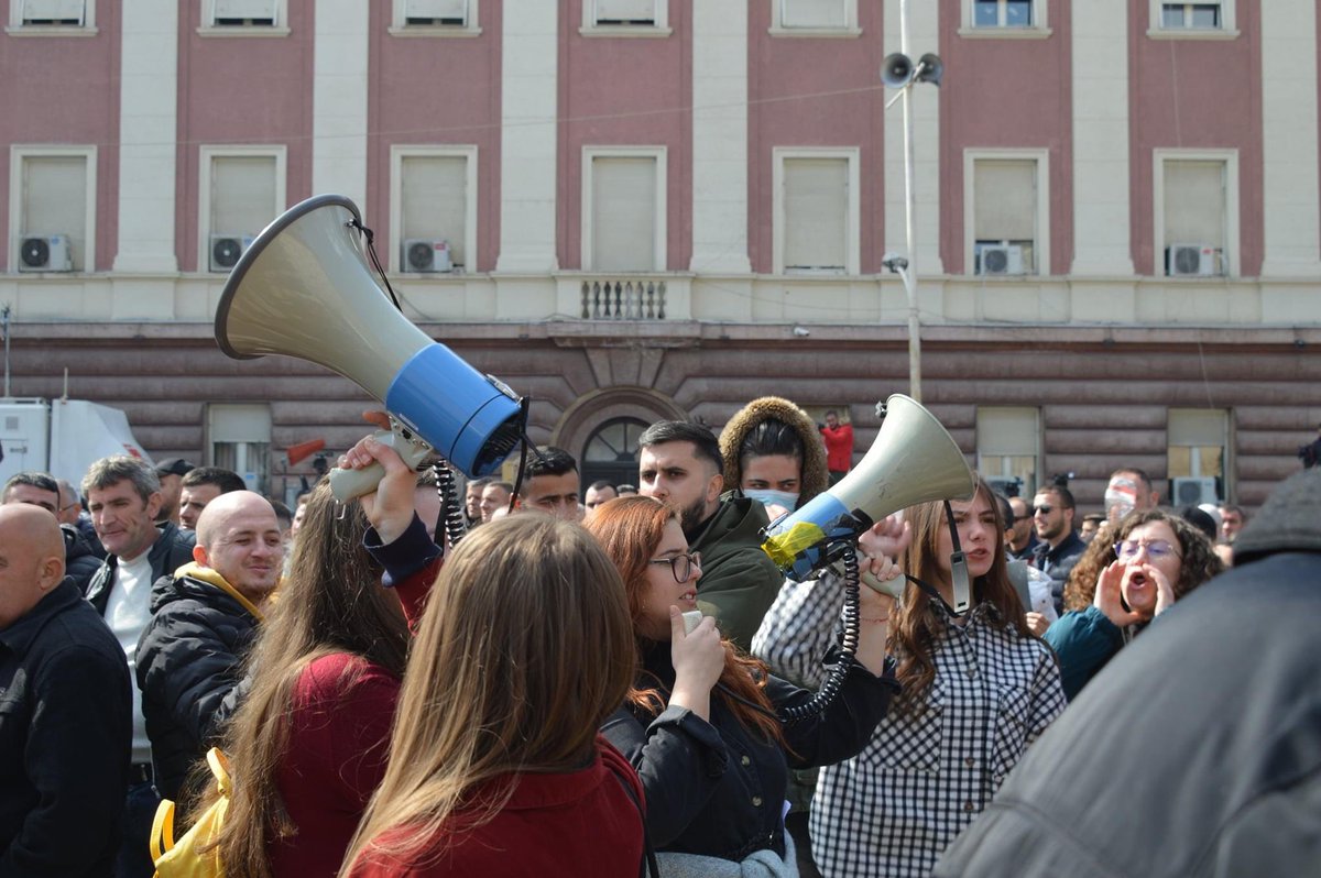 barrikadaal's tweet photo. Taksoni oligarkët, jo qytetarët! https://t.co/ANB4gtU2LO