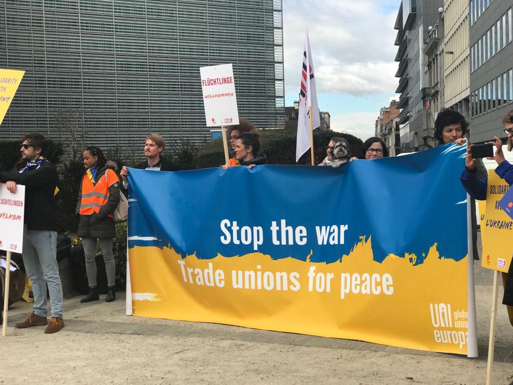 ETF_Europe's tweet photo. 👉In #SolidarityWithUkraine 🇺🇦 at the International &amp; European Trade Union action for #Peace in Brussels.

👉We condemn the war and ask for every effort to be made to build peace!

☑️Solidarity for peace, democracy and dialogue! 
#StandWithUkraine #Peace4Ukraine https://t.co/KkiOgvwszZ