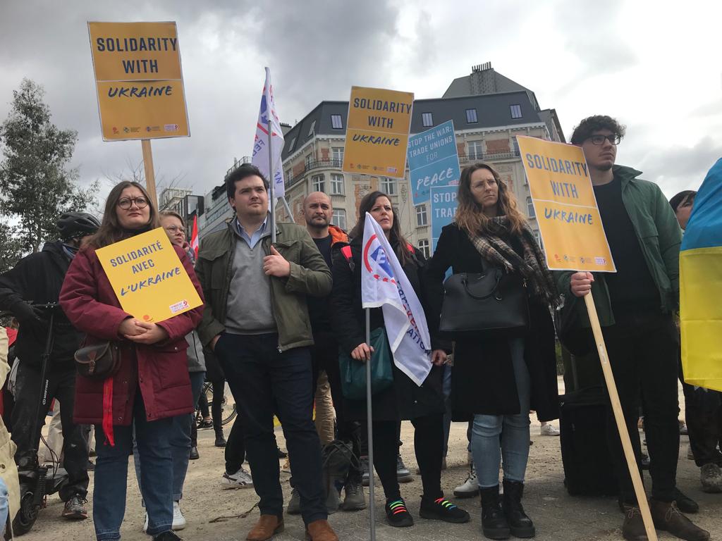 ETF_Europe's tweet photo. 👉In #SolidarityWithUkraine 🇺🇦 at the International &amp; European Trade Union action for #Peace in Brussels.

👉We condemn the war and ask for every effort to be made to build peace!

☑️Solidarity for peace, democracy and dialogue! 
#StandWithUkraine #Peace4Ukraine https://t.co/KkiOgvwszZ