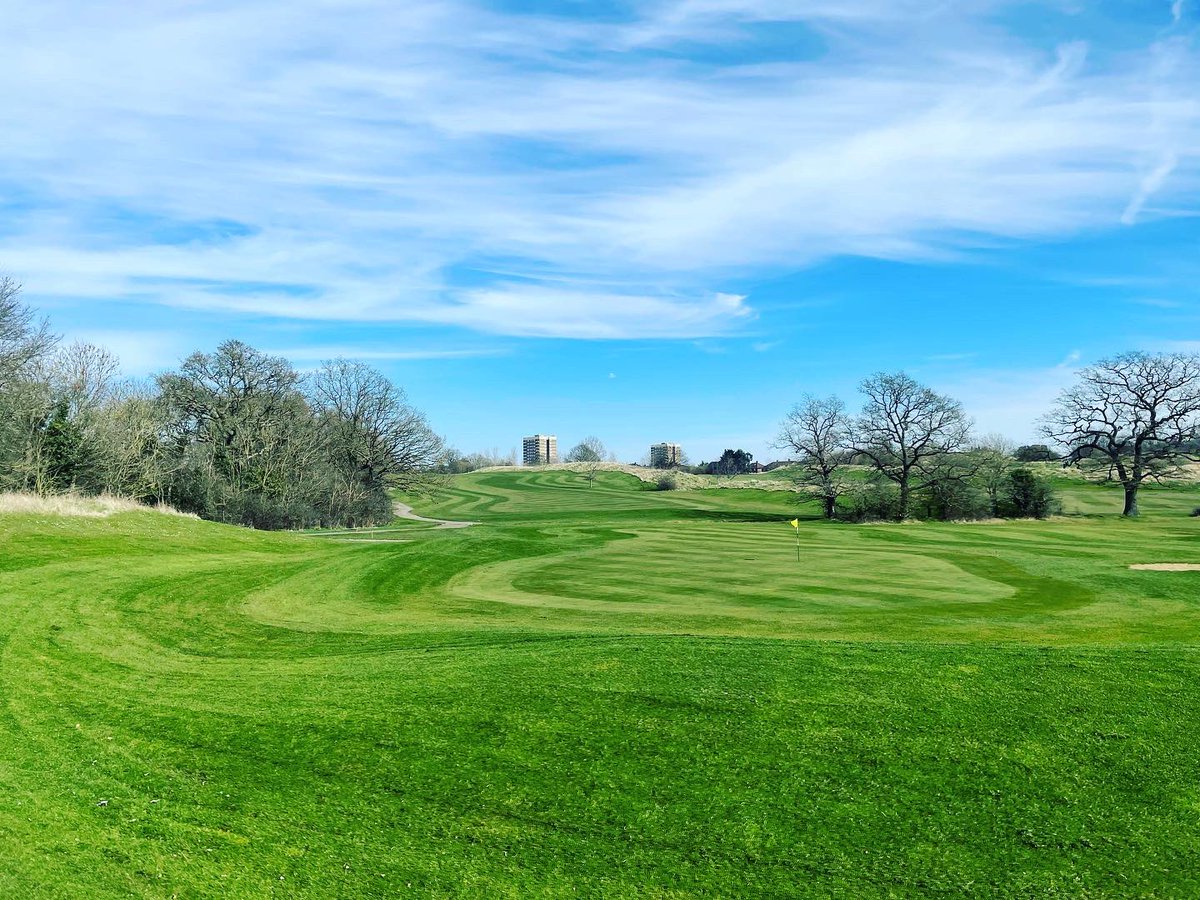 Greens_RGC's tweet image. It’s stripe attack… out with the rough mower and time to change the block cut fairways to stripes 😍 weather ain’t bad either 👍🏻 #letsgos #greenkeeping  #spring