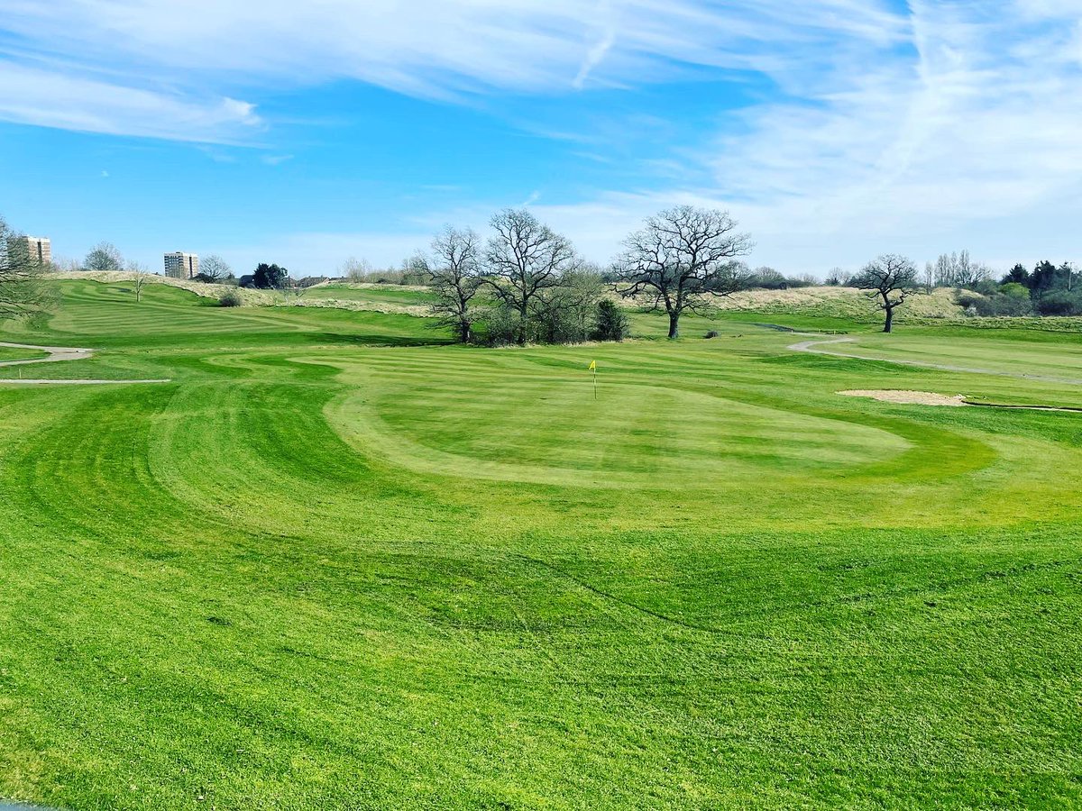 Greens_RGC's tweet image. It’s stripe attack… out with the rough mower and time to change the block cut fairways to stripes 😍 weather ain’t bad either 👍🏻 #letsgos #greenkeeping  #spring