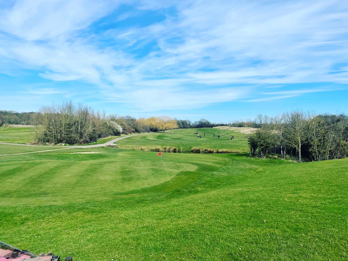 Greens_RGC's tweet image. It’s stripe attack… out with the rough mower and time to change the block cut fairways to stripes 😍 weather ain’t bad either 👍🏻 #letsgos #greenkeeping  #spring
