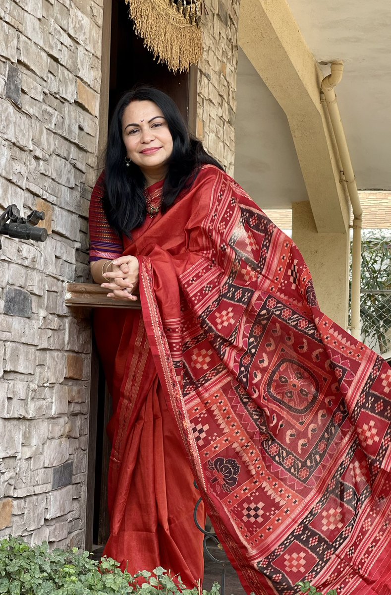 ShefVaidya's tweet photo. It is an #Odisha kinda day! Everyone who knows me personally, knows of my obsession with the bandha sarees of #Odisha. I just can’t resist a good Odisha ikat saree. This lovely sindoori red is a #khandua pata ikat with pasapalli motifs on the pallu. #sareeswag @odisha_tourism https://t.co/wz2ScGuh7A