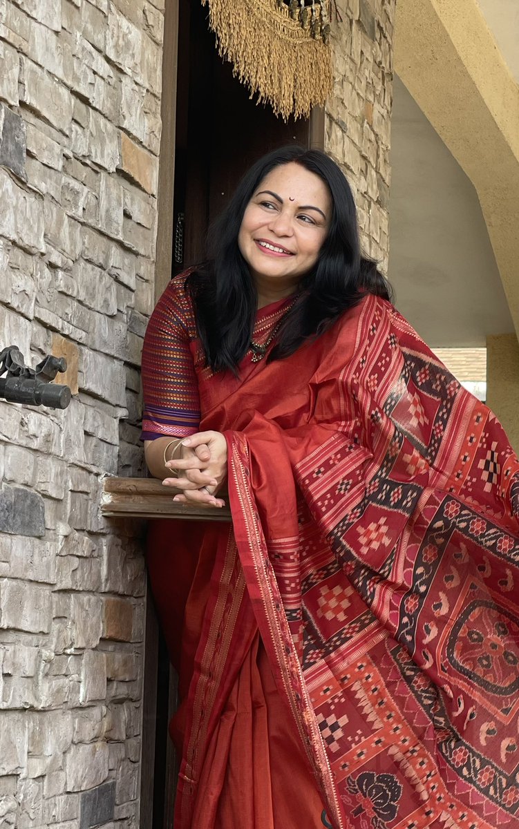 ShefVaidya's tweet photo. It is an #Odisha kinda day! Everyone who knows me personally, knows of my obsession with the bandha sarees of #Odisha. I just can’t resist a good Odisha ikat saree. This lovely sindoori red is a #khandua pata ikat with pasapalli motifs on the pallu. #sareeswag @odisha_tourism https://t.co/wz2ScGuh7A