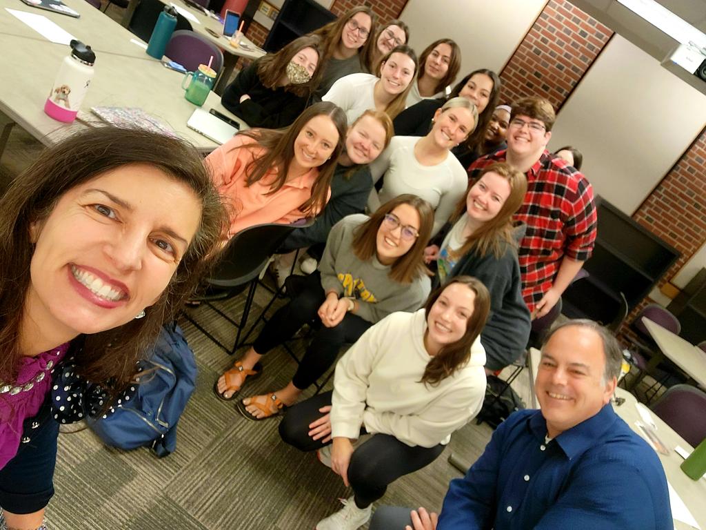 CarrieTergin's tweet photo. Had to get a #LeadershipSelfie #SelfiewiththeMayor with University of Missouri @Mizzou College of Education &amp; Human Development Honors Program leadership class! I also invited them all to #JCMO to see the #BicentennialBridge &amp; the historic @MissouriPenTour #VisitJCMO #MayorTergin https://t.co/eP74xNnC3X