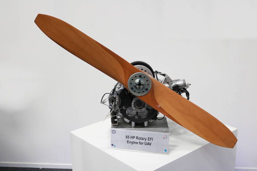 DefenceDecode's tweet photo. 65HP Rotary Engine for conventional Takeoff and Landing UAV by #VRDE https://t.co/I2VT87e5UY