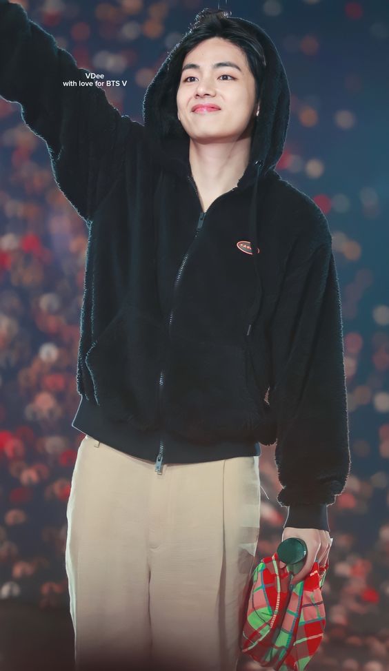 lys_206's tweet photo. Cùng hát lên nào, Army🫶 
#BTSV #PTD_ON_STAGE_SEOUL_day3 #WeLoveYouBTS #PTD_ON_STAGE_SEOUL #PTD_ON_STAGE_SEOUL_day2 #KIMTAEHYUNG https://t.co/9K0llhRCtd