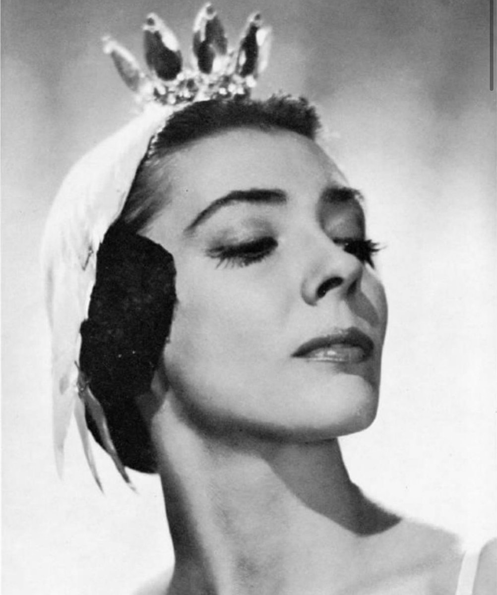 Lamento informar el fallecimiento de la maestra, Nina Novak.

Ex bailarina y coreógrafa polaca, quien se enamoró de  Venezuela desde su llegada en 1963. 

En el país, fundó la Academia de Ballet Clásico Nina Novak y fue directora del Ballet Teresa Carreño.

Paz a su alma.