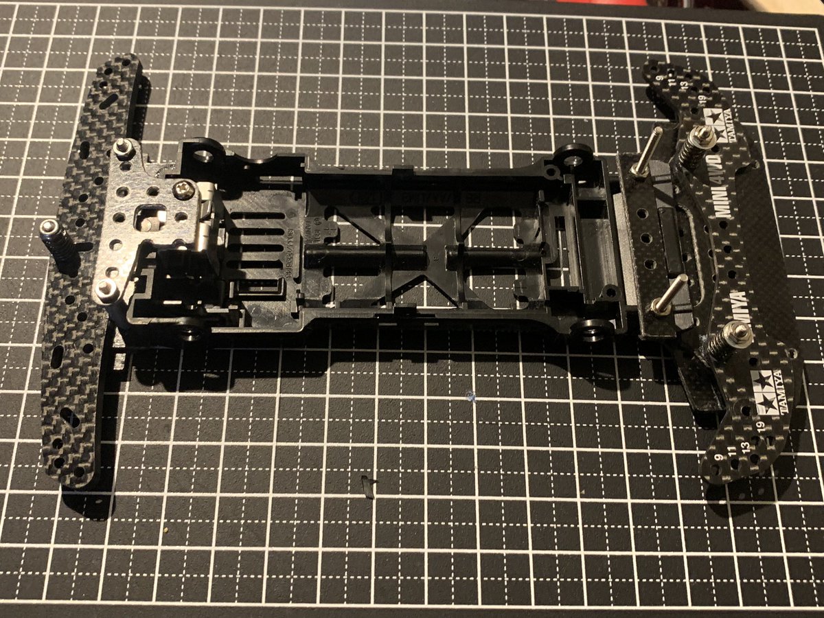 tkm_mini4wd's tweet photo. よぉーし!
2号機形になってきた!
今回はフロント簡略化してリヤ2軸を入れてみた!
#ZEROシャーシ #ゼロシャーシ #FMZERO #ZEROはいいぞ https://t.co/SMT0zkODn8
