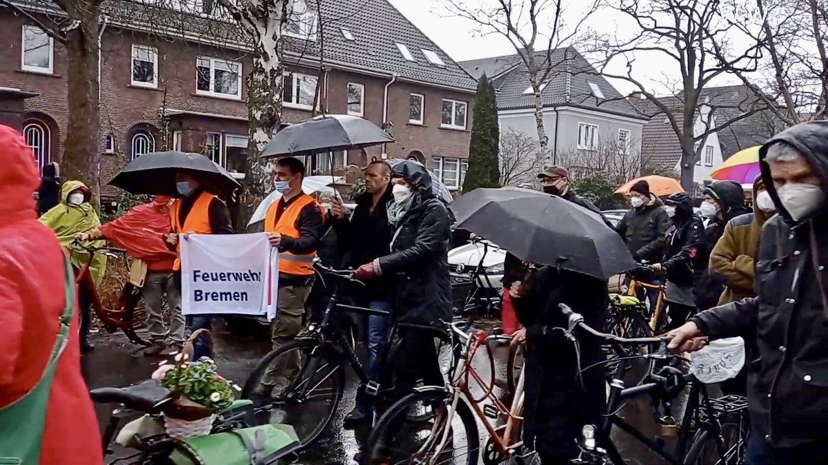 BeeAhBrem's tweet photo. 112 #Querdenken? Abordnung der #Feuerwehr #Bremen @FeuerwehrHB auf rechter Impfpflichtgegner*innendemo in Bremen.
Mindestens 400 Personen sind gestern einem Aufruf aus dem rechten Querdenkenmilleu zu einer Demo von Schwachhausen in das Hulsbergquartier gefolgt. (1/3) https://t.co/qL1RUQT4iJ