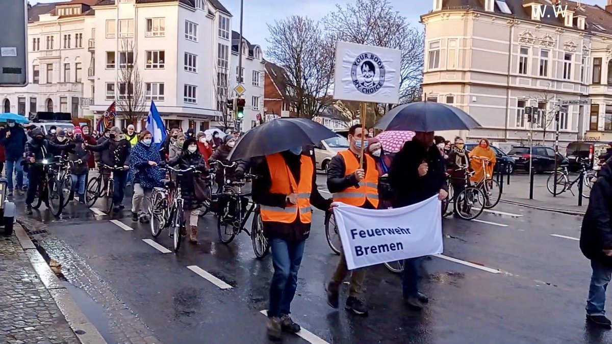 BeeAhBrem's tweet photo. 112 #Querdenken? Abordnung der #Feuerwehr #Bremen @FeuerwehrHB auf rechter Impfpflichtgegner*innendemo in Bremen.
Mindestens 400 Personen sind gestern einem Aufruf aus dem rechten Querdenkenmilleu zu einer Demo von Schwachhausen in das Hulsbergquartier gefolgt. (1/3) https://t.co/qL1RUQT4iJ