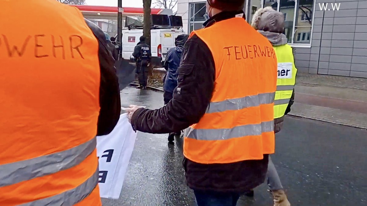 BeeAhBrem's tweet photo. 112 #Querdenken? Abordnung der #Feuerwehr #Bremen @FeuerwehrHB auf rechter Impfpflichtgegner*innendemo in Bremen.
Mindestens 400 Personen sind gestern einem Aufruf aus dem rechten Querdenkenmilleu zu einer Demo von Schwachhausen in das Hulsbergquartier gefolgt. (1/3) https://t.co/qL1RUQT4iJ
