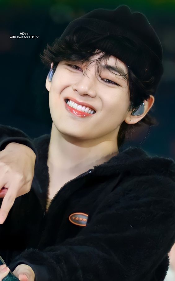 lys_206's tweet photo. yêu quá đi🥰 🥰
#BTSV #V #태형 #TAEHYUNG  #BTSV #PTD_ON_STAGE_SEOUL_day3 #WeLoveYouBTS #PTD_ON_STAGE_SEOUL #PTD_ON_STAGE_SEOUL_day2 #KIMTAEHYUNG https://t.co/m1c92UPzZe