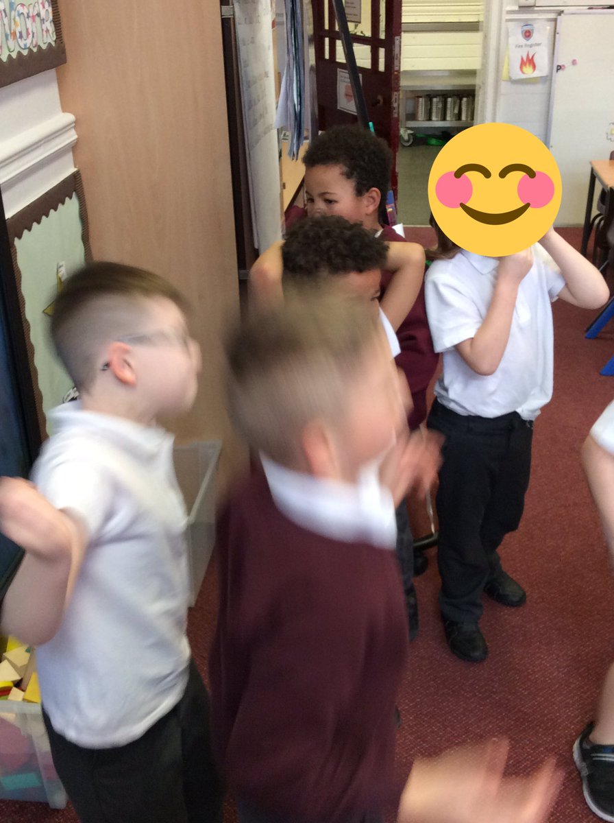 ABCPschool's tweet photo. #Class1D have created a sukkah, sat in a circle eating fruit and danced to celebrate Sukkot #ABRE https://t.co/orFYaPLcUL