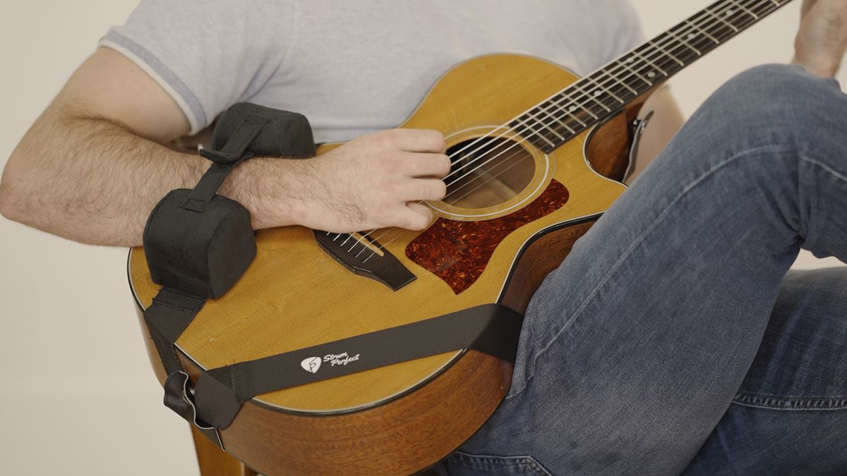 GuitarWorld's tweet photo. Strum Perfect is a guitar attachment that aims to help beginners learn the art of strumming https://t.co/kBuz6Z1gF3 https://t.co/sOE2hDHKHd