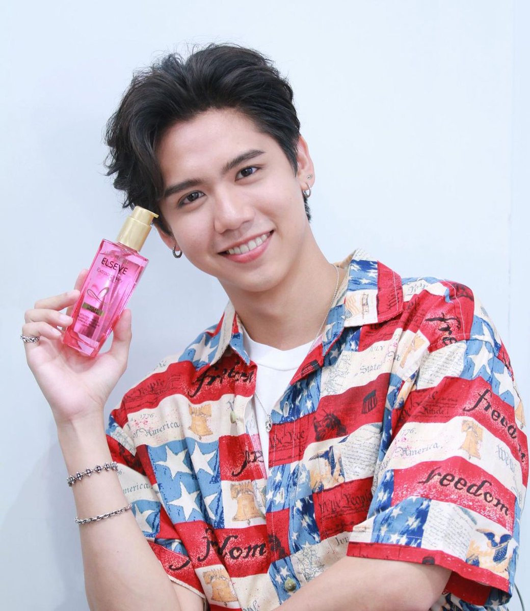 Singjan_house's tweet photo. L'Oreal Paris Extraordinary Oil Pink ตัวนี้เป็นรุ่นใหม่ล่าสุด French Rose Perfume จะหอมกลิ่นกุหลาบ ฝรั่งเศส ซึ่งติดผมนานถึง 72 ชั่วโมงกันไปเลย และที่สำคัญเค้ายังเน้นบำรุงล้ำลึกด้วย

#LOrealParisTH #ElseveTH #OnlyFrenchRose #LOrealElsevexSingJan https://t.co/uRlDO4KDBP